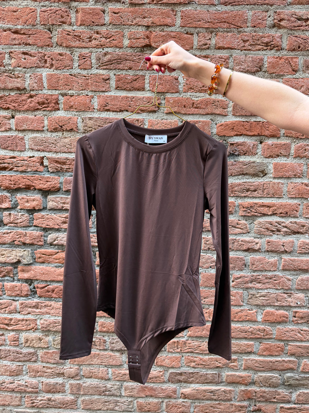 Body Faye Brown voor dames, donkerbruine aansluitende bodysuit met lange mouwen en ronde hals