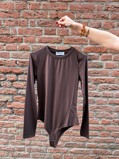 Body Faye Brown voor dames, donkerbruine aansluitende bodysuit met lange mouwen en ronde hals