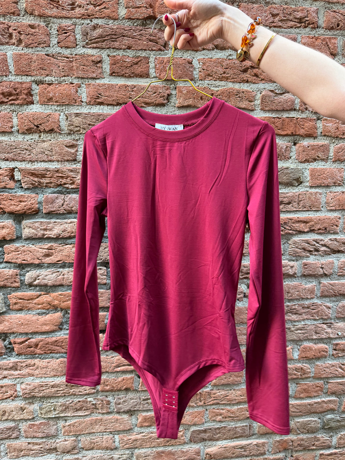 Body Faye Bordeaux voor dames, bordeauxrode aansluitende bodysuit met lange mouwen en ronde hals.