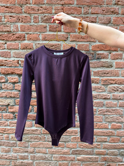 Body Faye Aubergine voor dames, aansluitende bodysuit in auberginekleur met lange mouwen en ronde hals.