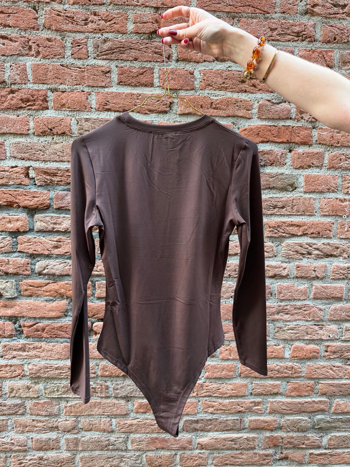 Body Faye Brown voor dames, donkerbruine aansluitende bodysuit met lange mouwen en ronde hals.