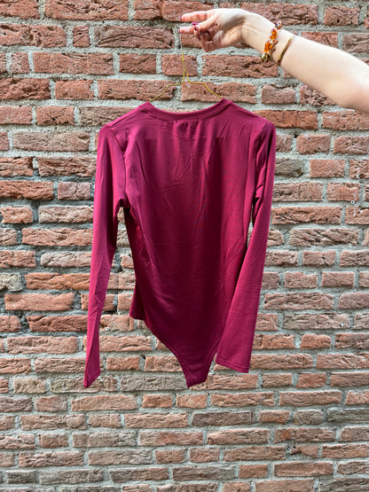 Body Faye Bordeaux voor dames, bordeauxrode aansluitende bodysuit met lange mouwen en ronde hals.