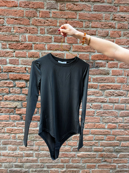 Body Faye Black voor dames, zwarte aansluitende bodysuit met lange mouwen en ronde hals.